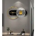Une horloge murale moderne avec un design planétaire, intégrant une planète et une lune en décoration, idéale pour un intérieur contemporain.