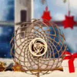 Pendentif en bois naturel en forme de spirale, design élégant et artisanal, parfait pour la décoration ou comme bijou original.