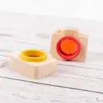 Presse-papiers en bois avec anneau orange et jaune, décoration de style scientifique pour bureau ou étagère.
