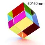Cube en verre coloré avec des faces en différentes couleurs, dimensions 60x60mm, idéal pour la décoration ou les expériences scientifiques.