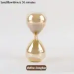 Balancier de sable doré en verre, illustrant un flux de sable de 30 minutes.
