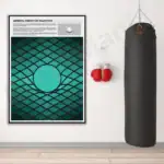 Sac de boxe noir suspendu avec affiche scientifique moderne sur le mur, équipement de sport et décoration pour espace de fitness ou salle d'entraßnement.