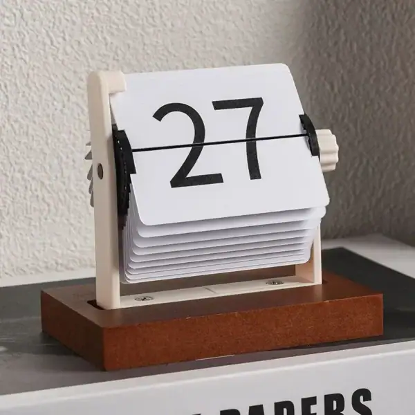 Horloge calendrier vintage en bois et plastique, affichage de la date 27, design rétro pour décoration de bureau ou intérieur.