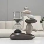 Horloge design en formes géométriques avec différentes textures et couleurs, idéale pour la décoration intérieure contemporaine.