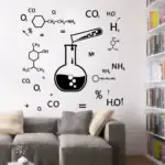 Mur décoratif avec illustrations de formules chimiques et d'un ballon de laboratoire, parfait pour une décoration de style scientifique ou éducatif dans un salon ou une bibliothèque.