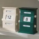 Deux calendriers perpétuels en bois vintage, un blanc et un vert, affichant respectivement 12 novembre et 8 octobre, parfaits pour la décoration de style scientifique ou rétro.