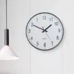 Horloge murale ronde avec affichage clair, design épuré, idéale pour décoration intérieure et suivi du temps.