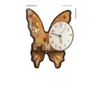 Balancier mural en forme de papillon avec horloge intégrée, décoration originale et moderne pour intérieur.