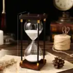 Sablier de laboratoire avec cadre en bois et verre, contenant du sable blanc, pour décoration ou expérience scientifique.