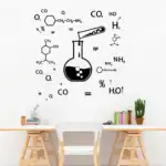 Illustration d'une formule chimique complexe avec un ballon de laboratoire, symbolisant la science et la recherche.
