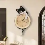 Horloge murale en forme de chat noir avec détails mignons, idéale pour une décoration ludique et moderne.