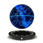 Globe céleste lumineux avec constellations et étoiles.