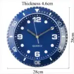 Horloge murale ronde avec cadran bleu, chiffres blancs et aiguilles argentées, idéale pour décoration de style scientifique ou éducatif.