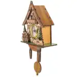 Horloge comtoise en bois avec décorations de chalet, figurines et pendule à coucou, idéale pour décoration rustique ou chalet.
