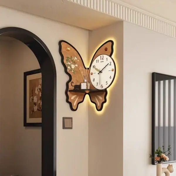 Horloge murale en forme de papillon avec éléments floraux et éclairage LED doux.