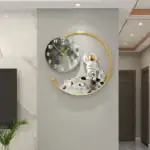 Horloge murale décorative avec un astronaute et la lune, style moderne et original pour une décoration intérieure innovante.