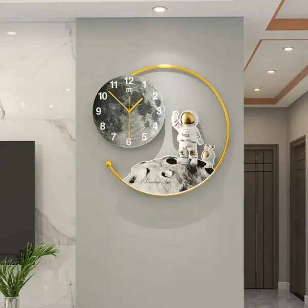 Horloge murale décorative avec un astronaute et la lune, style moderne et original pour une décoration intérieure innovante.