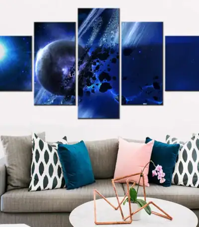 Tableau mural artistique représentant un espace cosmique avec planètes, étoiles et éclats lumineux, parfait pour une décoration moderne et inspirante dans un salon ou un bureau.