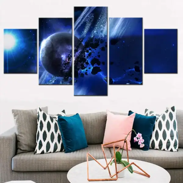 Tableau mural artistique représentant un espace cosmique avec planètes, étoiles et éclats lumineux, parfait pour une décoration moderne et inspirante dans un salon ou un bureau.