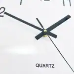 Horloge murale avec design scientifique moderne, affichage clair et aiguilles noires, idéale pour décoration de bureau ou espace scientifique.