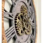 Horloge mécanique industrielle en bois et métal avec engrenages apparents.