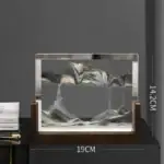 Sculpture en verre représentant une montagne avec détails de reliefs, idéale pour la décoration de bureau ou salon, apportant une touche moderne et élégante.