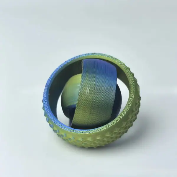 Miniature de globe terrestre insérée dans une balle de tennis, illustrant la fusion entre sport et géographie.