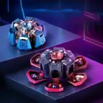 Panneau de décoration de style science-fiction avec deux objets lumineux et métalliques, évoquant des éléments technologiques ou extraterrestres, dans un environnement sombre et coloré.