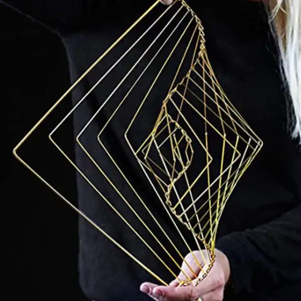Sculpture décorative en fil métallique doré, forme géométrique moderne pour décoration intérieure ou de bureau.