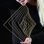 Pendentif géométrique en fil d'or, bijou moderne et élégant, parfait pour la décoration ou le port. Design minimaliste avec formes géométriques en fil d'or fin.