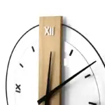 Horloge murale en bois avec chiffres romains, design minimaliste et moderne, idéale pour la décoration intérieure.