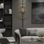 Horloge murale géométrique en métal doré, style moderne et élégant, idéale pour la décoration intérieure contemporaine.