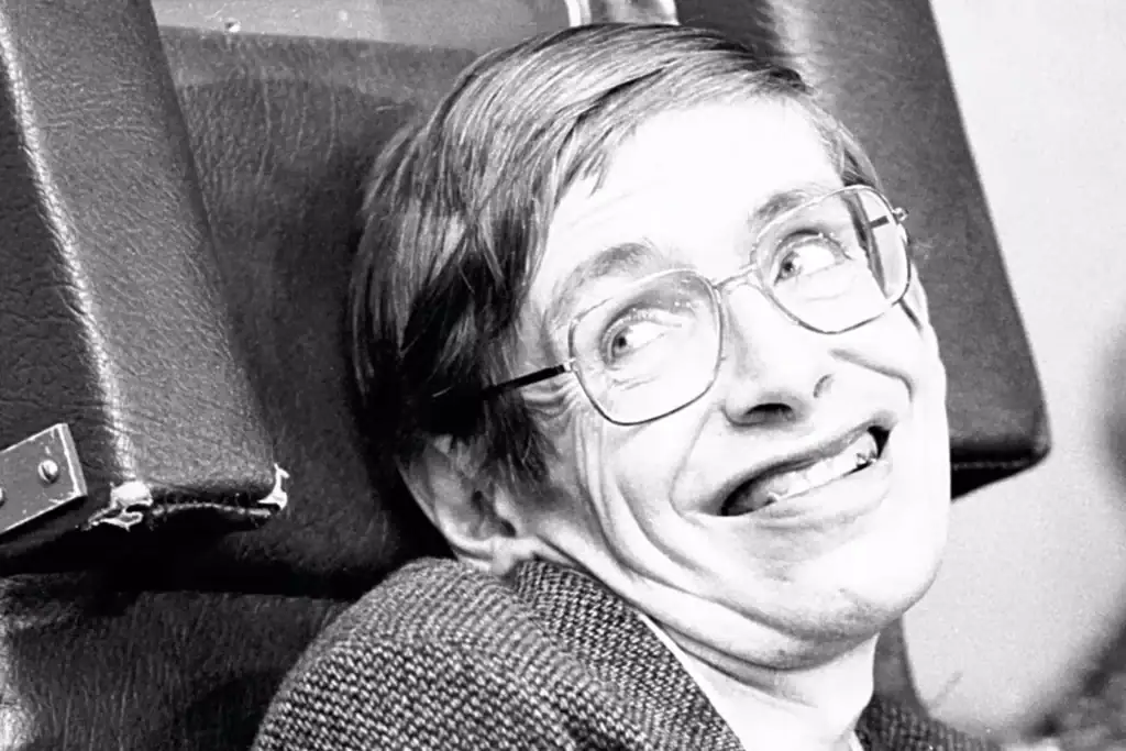 Portrait en noir et blanc d’un homme souriant portant des lunettes, évoquant un scientifique ou un professeur, dans un style rétro.