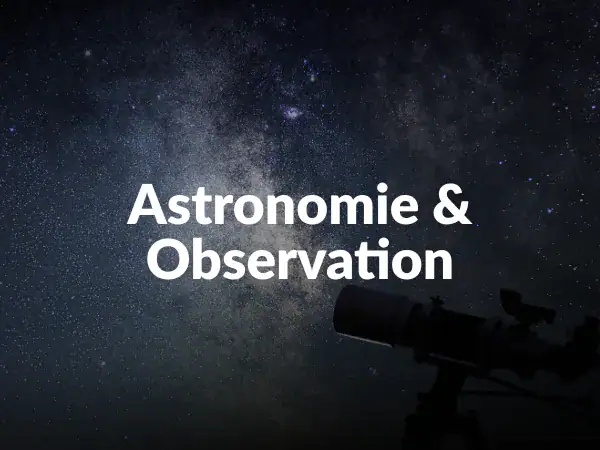Télescope pointé vers un ciel étoilé avec la Voie lactée visible, illustrant l'astronomie et l'observation astronomique.