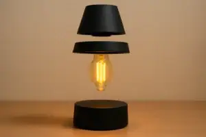 Panneau lumineux suspendu avec abat-jour noir, éclairage vintage, décoration moderne pour espace de travail ou intérieur.