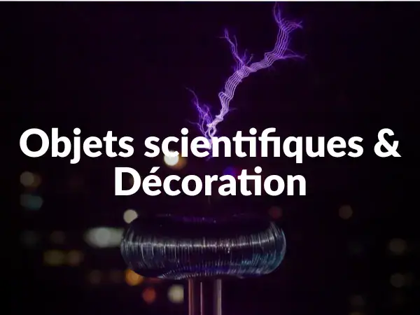 Objet scientifique, décoration électrique avec décharge électrique visible, ambiance scientifique et moderne.