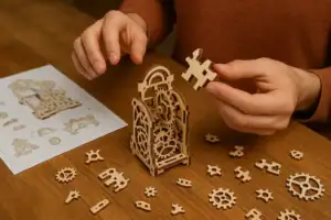 Puzzle mécanique en bois avec pièces détachées, idéal pour la décoration et la stimulation intellectuelle, parfait pour les amateurs de sciences et de bricolage.