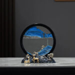 Objet scientifique décoratif avec miroir circulaire et figurines en métal.