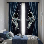 Rideaux de chambre avec astronautes flottants dans l'espace, décor cosmique pour une ambiance ludique et imaginative.