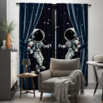 Tissu mural avec deux astronautes en costume spatial flottant dans l'espace, idéal pour une décoration thématique scientifique ou spatiale.