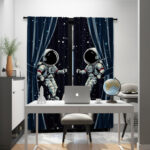 Panneau de rideaux avec deux astronautes flottant dans l'espace étoilé, apportant une touche scientifique et ludique à la décoration intérieure.