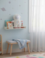 Vêtement d'astronaute pour enfant en peluche dans une chambre décorée avec des motifs spatiaux, une étagère avec livres et un fauteuil en bois avec une couverture.