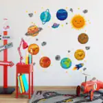 Décoration murale éducative représentant le système solaire avec planètes souriantes et astéroïdes, idéale pour une chambre d'enfant ou une salle d'apprentissage.