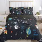 Linge de lit avec motifs planètes, étoiles et vaisseaux spatiaux pour une décoration de chambre d'enfant inspirée de l'espace.