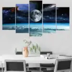 Illustration artistique de la Voie Lactée et de la Lune, représentant un ciel étoilé avec la galaxie et la lune en arriÚre-plan, dans une décoration intérieure moderne.