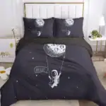 Tête de lit décorative avec motif d'astronaute et lune, idéale pour une chambre à thème spatial ou pour les amateurs d'astronomie.