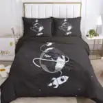Une housse de couette et des taies d'oreiller à thème spatial, parfaites pour une chambre d'enfant ou d'adolescent passionné d'astronomie.