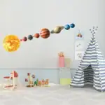 Balade dans le système solaire avec décoration murale éducative pour chambre d'enfant.