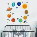 Décoration murale éducative représentant les planètes du système solaire, idéale pour une chambre d'enfant ou une salle de classe.