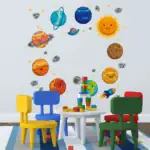 Illustration ludique de planètes souriantes et d'astres flottants dans une salle de jeu colorée avec des chaises vives.